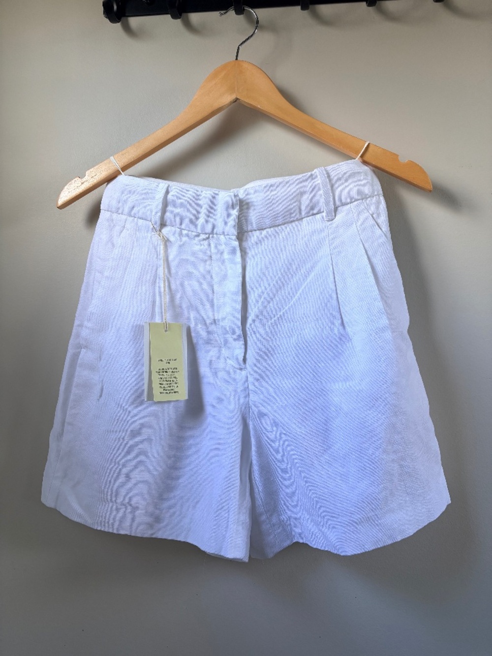 Aritzia Effortless Wilfred White Linen Shorts